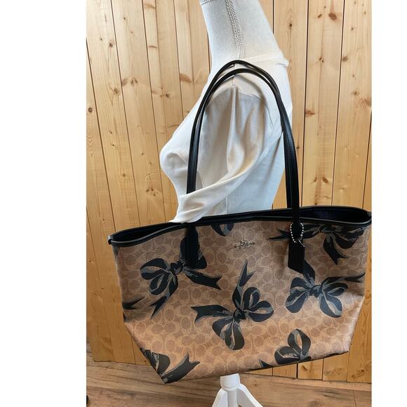 Coach City Tote Bag In Signature Canvas With Bow Print - Picture 2 of 8